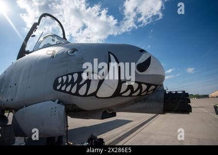 Un avion A-10 Thunderbolt II repose sur le tarmac à la base de la Garde nationale aérienne du Kentucky à Louisville, Kentucky, le 18 avril 2024, après avoir atterri en préparation pour le spectacle aérien Thunder Over Louisville de ce week-end. L’avion est l’un des plus de deux douzaines d’avions militaires et civils qui doivent apparaître à Thunder, y compris le C-130J Super Hercules de la Garde aérienne du Kentucky. (Photo de la Garde nationale aérienne américaine par Phil Speck) Banque D'Images