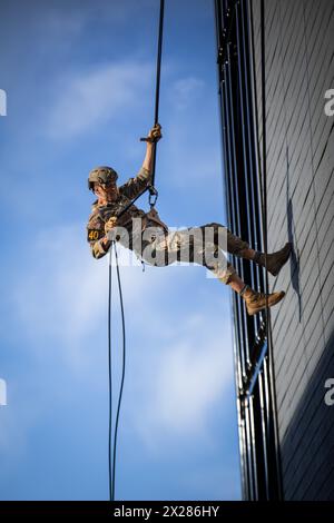 Le sergent Matthew Dunphy, affecté au 2e bataillon du 75e régiment de Rangers à la base interarmées Lewis-McChord, Washington, descend en rappel une tour lors de la compétition du meilleur Ranger à Fort Moore, en Géorgie, le 14 avril 2024. Le David E. Grange Jr. La compétition Best Ranger est une compétition par équipe à deux où les concurrents se poussent mentalement et physiquement pendant trois jours et deux nuits pour gagner le titre de « meilleur Ranger ». (Photo de la réserve de l'armée américaine par le sergent Eric Kestner) Banque D'Images