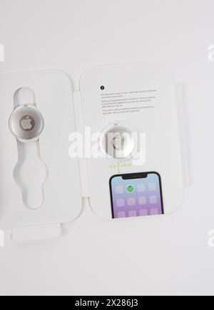 Gros plan d'un nouvel Apple AirTag dans un pack Banque D'Images