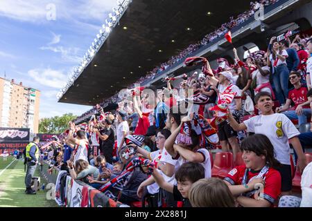 Madrid, Espagne. 20 avril 2024. MADRID, ESPAGNE - 20 AVRIL : les fans du Rayo Vallecano célèbrent le but lors du match de football la Liga EA Sports 2023/24 opposant le Rayo Vallecano vs CA Osasuna à l'Estadio Vallecas le 20 avril 2024 à Madrid, Espagne. Crédit : Agence photo indépendante/Alamy Live News Banque D'Images