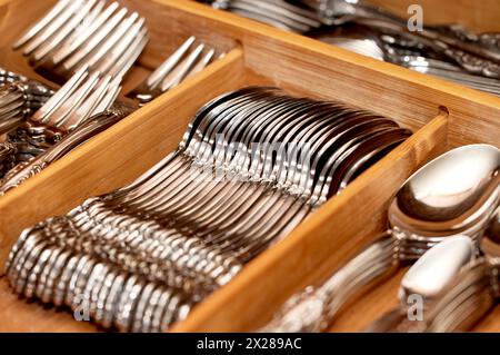 Gros plan d'argenterie dans un tiroir de cuisine Banque D'Images