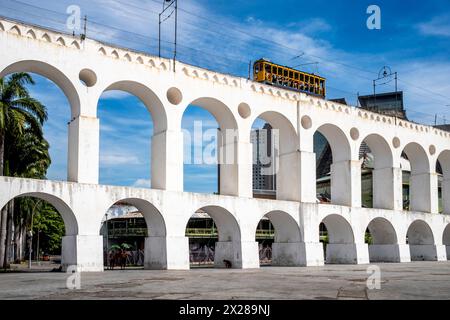 Un tramway passe au-dessus de l'Arcos da Lapa (aqueduc Carioca), Rio de Janeiro, État de Rio de Janeiro, Brésil. Banque D'Images