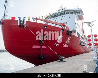 Le 10 avril, la 40e expédition chinoise en Antarctique se termine par le retour du brise-glace polaire Xuelong à Qingdao, dans le Shandong, en Chine. Banque D'Images