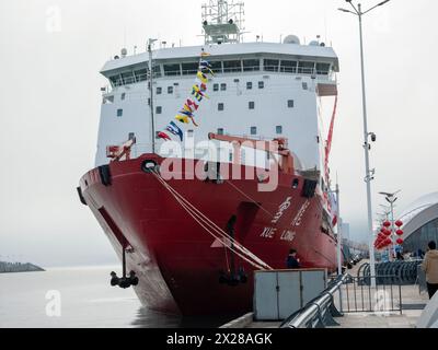 Le 10 avril, la 40e expédition chinoise en Antarctique se termine par le retour du brise-glace polaire Xuelong à Qingdao, dans le Shandong, en Chine. Banque D'Images