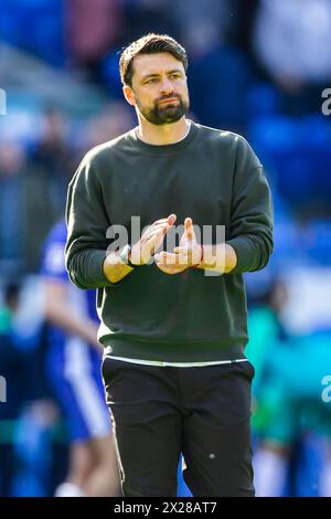 Cardiff, Royaume-Uni. 20 avril 2024. Russell Martin, Manager de Southampton applaudit les fans lors du dernier coup de sifflet du match du championnat EFL Skybet, Cardiff City v Southampton au Cardiff City Stadium de Cardiff, pays de Galles, samedi 20 avril 2024. Cette image ne peut être utilisée qu'à des fins éditoriales. Usage éditorial uniquement, photo par crédit : Andrew Orchard sports Photography/Alamy Live News Banque D'Images