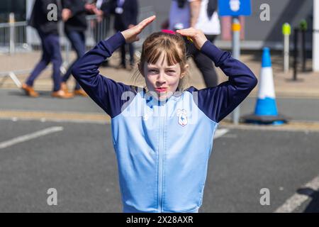 Cardiff, Royaume-Uni. 20 avril 2024. Un jeune fan de Cardiff fait l'Ayatollah avant le match de championnat EFL Skybet, Cardiff City v Southampton au Cardiff City Stadium à Cardiff, au pays de Galles, le samedi 20 avril 2024. Cette image ne peut être utilisée qu'à des fins éditoriales. Usage éditorial uniquement, photo par crédit : Andrew Orchard sports Photography/Alamy Live News Banque D'Images