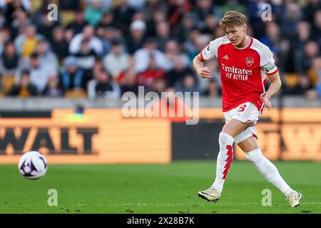 Wolverhampton, Royaume-Uni. 20 avril 2024. Martin Odegaard passe au centre lors du match de premier League entre Wolverhampton Wanderers et Arsenal à Molineux, Wolverhampton, Angleterre, le 20 avril 2024. Photo de Stuart Leggett. Utilisation éditoriale uniquement, licence requise pour une utilisation commerciale. Aucune utilisation dans les Paris, les jeux ou les publications d'un club/ligue/joueur. Crédit : UK Sports pics Ltd/Alamy Live News Banque D'Images