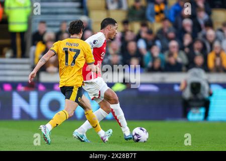 Wolverhampton, Royaume-Uni. 20 avril 2024. Hugo Bueno des Wolves poursuit William Saliba d'Arsenal lors du match de premier League entre Wolverhampton Wanderers et Arsenal à Molineux, Wolverhampton, Angleterre le 20 avril 2024. Photo de Stuart Leggett. Utilisation éditoriale uniquement, licence requise pour une utilisation commerciale. Aucune utilisation dans les Paris, les jeux ou les publications d'un club/ligue/joueur. Crédit : UK Sports pics Ltd/Alamy Live News Banque D'Images