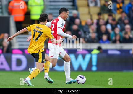 Wolverhampton, Royaume-Uni. 20 avril 2024. Hugo Bueno des Wolves poursuit William Saliba d'Arsenal lors du match de premier League entre Wolverhampton Wanderers et Arsenal à Molineux, Wolverhampton, Angleterre le 20 avril 2024. Photo de Stuart Leggett. Utilisation éditoriale uniquement, licence requise pour une utilisation commerciale. Aucune utilisation dans les Paris, les jeux ou les publications d'un club/ligue/joueur. Crédit : UK Sports pics Ltd/Alamy Live News Banque D'Images