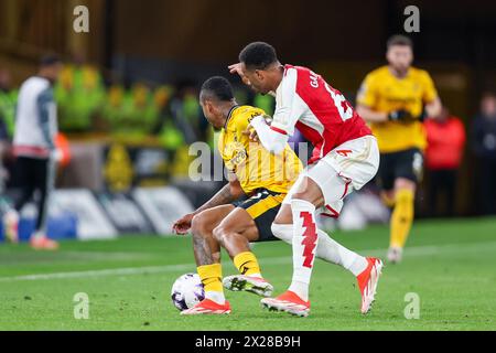 Wolverhampton, Royaume-Uni. 20 avril 2024. Mario Lemina de Wolves tente de transformer Gabriel d'Arsenal lors du match de premier League entre Wolverhampton Wanderers et Arsenal à Molineux, Wolverhampton, Angleterre, le 20 avril 2024. Photo de Stuart Leggett. Utilisation éditoriale uniquement, licence requise pour une utilisation commerciale. Aucune utilisation dans les Paris, les jeux ou les publications d'un club/ligue/joueur. Crédit : UK Sports pics Ltd/Alamy Live News Banque D'Images