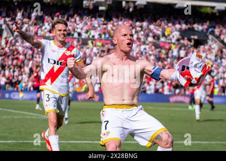Madrid, Espagne. 20 avril 2024. MADRID, ESPAGNE - 20 AVRIL : ISI Palazon du Rayo Vallecano (R) célébrant son but avec Pep Chavarria du Rayo Vallecano (l) lors du match de football de la Liga EA Sports 2023/24 entre le Rayo Vallecano vs CA Osasuna à Estadio Vallecas le 20 avril 2024 à Madrid, Espagne. Crédit : SOPA images Limited/Alamy Live News Banque D'Images