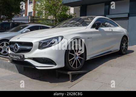 ISTANBUL, TURQUIE - 15 MARS 2024 : Mercedes-Benz S63 AMG est une gamme de voitures exécutives fabriquées par le constructeur automobile allemand Mercedes-Benz dans divers moteurs Banque D'Images