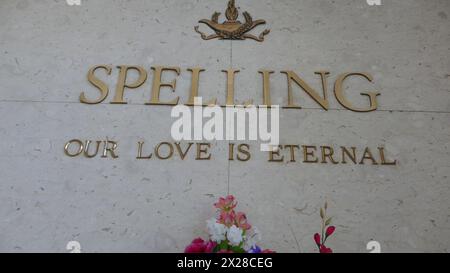 Culver City, Californie, États-Unis 18 avril 2024 producteur Aaron Spelling grave au Mausoleum du Hillside Memorial Park le 18 avril 2024 à Culver City, Los Angeles, Californie, États-Unis. Photo de Barry King/Alamy Stock photo Banque D'Images