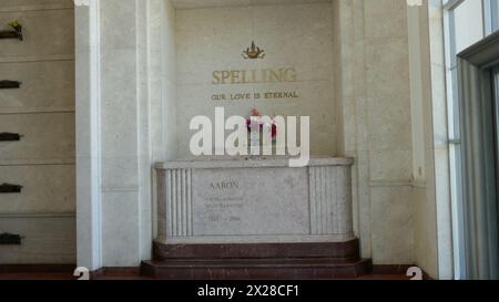 Culver City, Californie, États-Unis 18 avril 2024 producteur Aaron Spelling grave au Mausoleum du Hillside Memorial Park le 18 avril 2024 à Culver City, Los Angeles, Californie, États-Unis. Photo de Barry King/Alamy Stock photo Banque D'Images