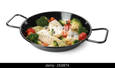 Savoureuse morue cuite avec des légumes dans une poêle isolée sur blanc Banque D'Images