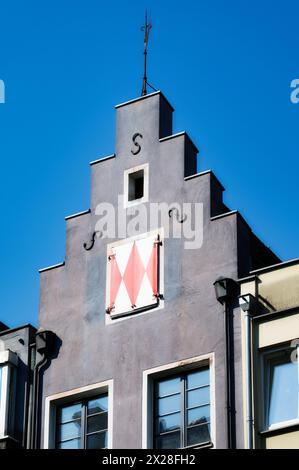 petite maison étroite à pignons avec girouette et volets blanc-rouge dans la vieille ville de cologne Banque D'Images