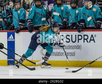 Newark, NJ, États-Unis. 20 avril 2024. L’attaquant de New York Savannah Norcross (71) patine avec la rondelle lors du match de la PWHL entre Boston et New York au Prudential Center de Newark, NJ Mike Langish/CSM/Alamy Live News Banque D'Images