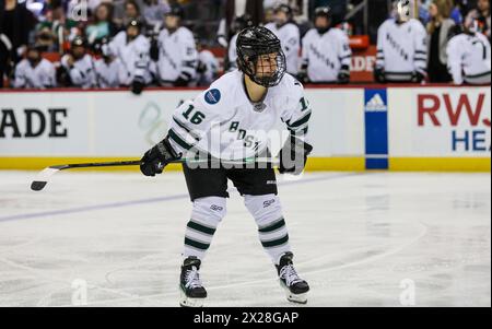 Newark, NJ, États-Unis. 20 avril 2024. L'attaquante de Boston Amanda Pelkey (16 ans) lors du match de la PWHL entre Boston et New York au Prudential Center de Newark, NJ Mike Langish/CSM/Alamy Live News Banque D'Images