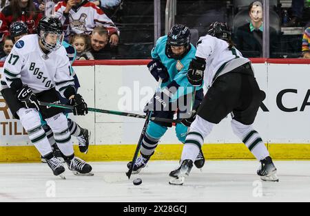 Newark, NJ, États-Unis. 20 avril 2024. L'attaquante New-yorkaise Jill Saulnier (44 ans) tente de se défendre par Bostons lors du match PWHL entre Boston et New York au Prudential Center de Newark, NJ Mike Langish/CSM/Alamy Live News Banque D'Images