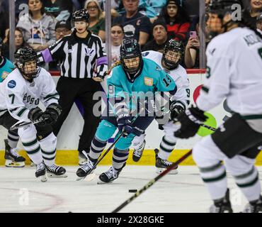 Newark, NJ, États-Unis. 20 avril 2024. L’attaquante de New York Paetyn Levis (19 ans) se dirige vers le filet lors du match PWHL entre Boston et New York au Prudential Center de Newark, NJ Mike Langish/CSM/Alamy Live News Banque D'Images