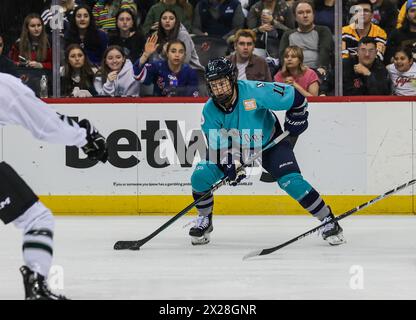 Newark, NJ, États-Unis. 20 avril 2024. L’attaquante de New York Abby Roque (11 ans) cherche à jouer pendant le match de la PWHL entre Boston et New York au Prudential Center de Newark, NJ Mike Langish/CSM/Alamy Live News Banque D'Images