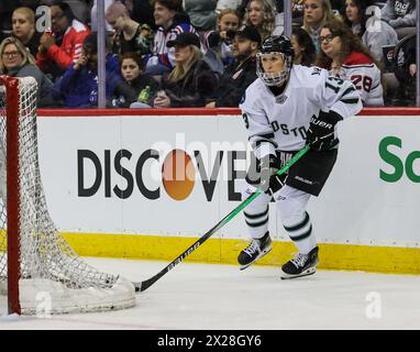 Newark, NJ, États-Unis. 20 avril 2024. Le défenseur de Boston Kaleigh Fratkin (13 ans) patine avec la rondelle derrière le filet lors du match PWHL entre Boston et New York au Prudential Center de Newark, NJ Mike Langish/CSM/Alamy Live News Banque D'Images