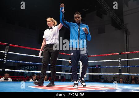 Pueblo, Colorado, États-Unis. 20 avril 2024. Dedrick Crocklem, des États-Unis, est annoncé vainqueur du classement masculin des 63,5 kg après que son adversaire ait été incapable de combattre en raison d'une blessure. Crédit : Casey B. Gibson/Alamy Live News Banque D'Images