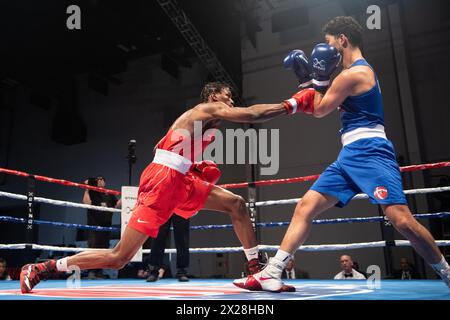 Pueblo, Colorado, États-Unis. 20 avril 2024. Le danois Nikolai Terteryan échange des coups de poing avec Keon Davis des États-Unis (Rouge) et remporte le championnat masculin des 71 kg. Crédit : Casey B. Gibson/Alamy Live News Banque D'Images