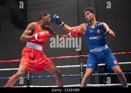 Pueblo, Colorado, États-Unis. 20 avril 2024. Le danois Nikolai Terteryan échange des coups de poing avec Keon Davis des États-Unis (Rouge) et remporte le championnat masculin des 71 kg. Crédit : Casey B. Gibson/Alamy Live News Banque D'Images