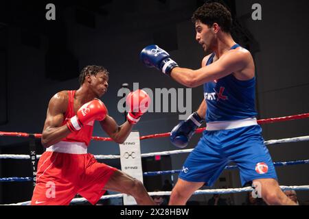 Pueblo, Colorado, États-Unis. 20 avril 2024. Le danois Nikolai Terteryan échange des coups de poing avec Keon Davis des États-Unis (Rouge) et remporte le championnat masculin des 71 kg. Crédit : Casey B. Gibson/Alamy Live News Banque D'Images