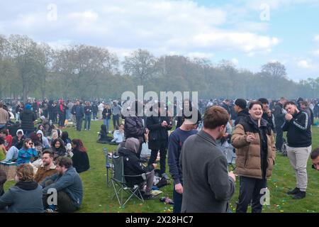 Londres, Royaume-Uni, 20 avril 2024. Une brume provenant d'un éclairage de masse d'épissures à 16h20 est vue à l'horizon. Des foules se sont rendues à la rencontre annuelle '420 Day' à Hyde Park, en partie pour célébrer - et en partie pour protester, pour légaliser la drogue. Crédit : onzième heure photographie/Alamy Live News Banque D'Images