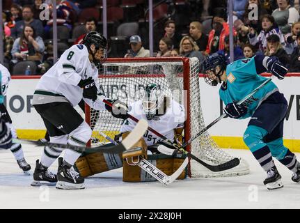 Newark, NJ, États-Unis. 20 avril 2024. Le gardien de Boston Aerin Frankel (31 ans) fait une sauvegarde lors du match PWHL entre Boston et New York au Prudential Center de Newark, NJ Mike Langish/CSM/Alamy Live News Banque D'Images