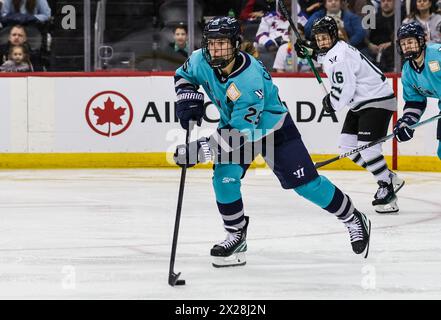 Newark, NJ, États-Unis. 20 avril 2024. L'attaquant de New York Alex Carpenter (25) patine avec la rondelle lors du match de la PWHL entre Boston et New York au Prudential Center de Newark, NJ Mike Langish/CSM/Alamy Live News Banque D'Images