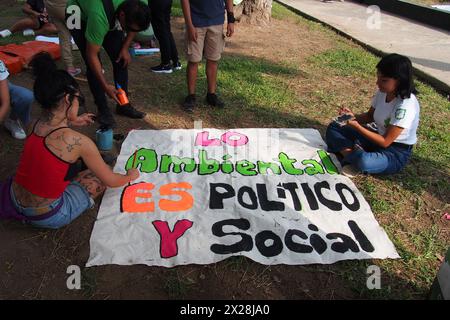 Lima, Pérou. 20 avril 2024. "L'environnement est une chose politique et sociale" peut être lu sur une bannière lorsque des dizaines de manifestants et d'écologistes sont descendus dans la rue, manifestant pour les récentes modifications de la loi forestière qui faciliteraient la déforestation de l'Amazonie et l'exploitation forestière illégale crédit : Fotoholica Press Agency/Alamy Live News Banque D'Images