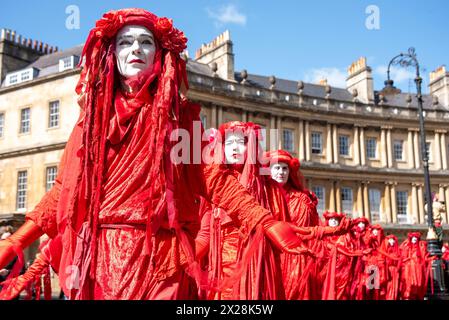 Bath, Royaume-Uni. 20 avril 2024. Les rebelles rouges défilent dans la rue de Bath lors de la cérémonie des funérailles pour la nature. Extinction Rebellion a organisé une marche « funérailles pour la nature » à Bath, au Royaume-Uni. Chris Packham et Megan McCubbin (tous deux présentateurs de télévision) ont rejoint la marche avec 400 Red Rebels. Crédit : SOPA images Limited/Alamy Live News Banque D'Images