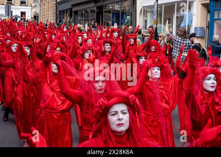 Bath, Royaume-Uni. 20 avril 2024. Les rebelles rouges défilent dans la rue de Bath lors de la cérémonie des funérailles pour la nature. Extinction Rebellion a organisé une marche « funérailles pour la nature » à Bath, au Royaume-Uni. Chris Packham et Megan McCubbin (tous deux présentateurs de télévision) ont rejoint la marche avec 400 Red Rebels. (Photo de Krisztian Elek/SOPA images/SIPA USA) crédit : SIPA USA/Alamy Live News Banque D'Images