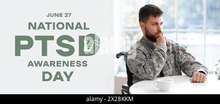 Jeune soldat réfléchi en fauteuil roulant à table. Bannière pour le mois national de sensibilisation au SSPT Banque D'Images