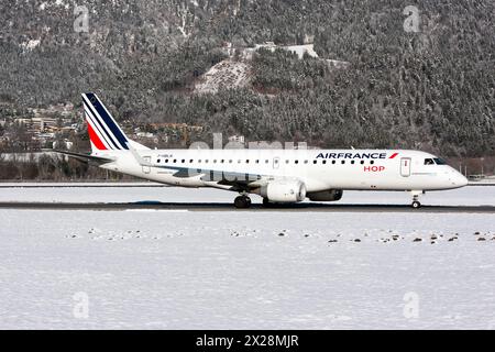 Innsbruck, Autriche. 13 janvier 2024. Un Air France Hop Embraer 190 roulant jusqu'à la porte d'embarquement après avoir atterri à l'aéroport d'Innsbruck Kranebitten. Air France assure un vol hebdomadaire de Paris à Innsbruck en hiver, de décembre à février (crédit image : © Fabrizio Gandolfo/SOPA images via ZUMA Press Wire) USAGE ÉDITORIAL EXCLUSIF ! Non destiné à UN USAGE commercial ! Banque D'Images