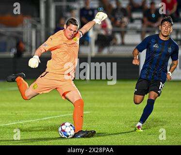 Cary, Caroline du Nord, États-Unis. 20 avril 2024. Le gardien de but du Nouveau-Mexique, ALEX TAMBAKIS, efface le ballon de l'intérieur de la boîte du gardien de but. Le North Carolina FC a accueilli New Mexico United au WakeMed Soccer Park à Cary, en Caroline du Nord. (Crédit image : © Patrick Magoon/ZUMA Press Wire) USAGE ÉDITORIAL SEULEMENT! Non destiné à UN USAGE commercial ! Crédit : ZUMA Press, Inc/Alamy Live News Banque D'Images