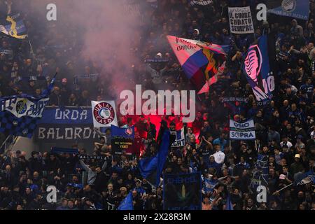 Bergame, Italie. 20 avril 2024. Italie, Bergame, le 18 avril 2024 : les supporters d'Atalanta célèbrent la passe pour la demi-finale de l'Europa League à la fin du match de football Atalanta BC vs Liverpool, Europa League Quarter final 2ème étape Gewiss StadiumItalie, Bergame, 2024 04 18: Atalanta BC vs Liverpool FC, Europa League 2023/2024 Quarter final 2nd Leg au Gewiss Stadium (photo de Fabrizio Andrea Bertani/Pacific Press) crédit : Pacific Press Media production Corp./Alamy Live News Banque D'Images