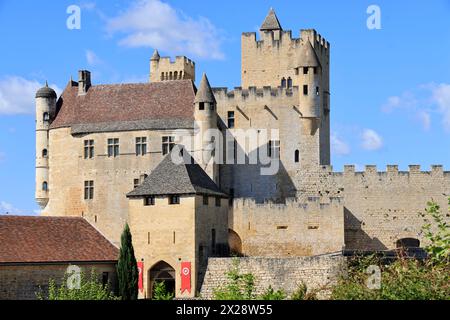 Le château fort de Beynac en Périgord Noir. Architecture, histoire, moyen âge, voyage dans le passé, tourisme. Beynac est classé parmi les Mo Banque D'Images