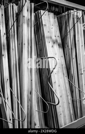 racks de stockage de bois verticaux dans un grand entrepôt de boîtes lumberyard Banque D'Images
