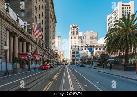 San Francisco, Californie, 8 avril 2024. Les pistes de téléphérique traversent un quartier calme du quartier commerçant du centre-ville de San Francisco. Banque D'Images