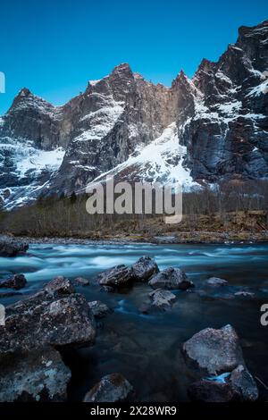 Paysage de montagne spectaculaire à l'aube avec le mur de Troll, Trolltindene et la rivière Rauma, dans la vallée de Romsdalen, Møre og Romsdal, Norvège, Scandinavie. Banque D'Images