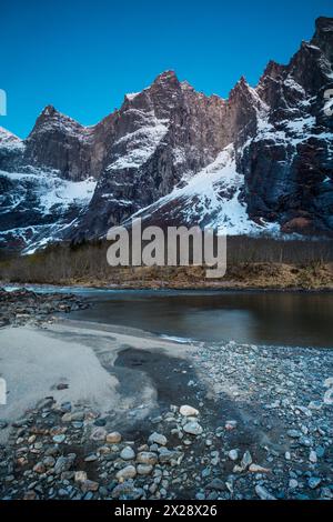 Paysage de montagne spectaculaire à l'aube avec le mur de Troll, Trolltindene et la rivière Rauma, dans la vallée de Romsdalen, Møre og Romsdal, Norvège, Scandinavie. Banque D'Images