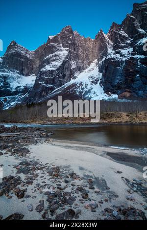 Paysage de montagne spectaculaire à l'aube avec le mur de Troll, Trolltindene et la rivière Rauma, dans la vallée de Romsdalen, Møre og Romsdal, Norvège, Scandinavie. Banque D'Images