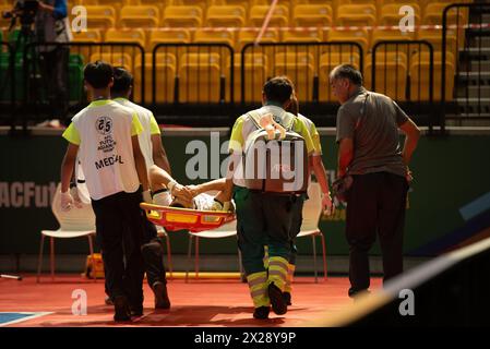 Bangkok, Thaïlande. 20 avril 2024. Équipe médicale déplaçant le joueur blessé avec un équipement de brancard de panier, lors du match du Groupe C de la Coupe d'Asie de Futsal de l'AFC Thaïlande 2024 entre la République kirghize et le Tadjikistan, le 20 avril 2024 au Bangkok Arena Indoor Stadium, district de Nong Chok. Crédit : Pacific Press Media production Corp./Alamy Live News Banque D'Images