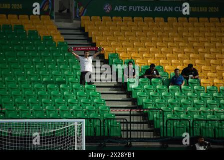 Bangkok, Thaïlande. 20 avril 2024. Tadjikistan cheerleaders sur amphithéâtre soutenant leurs équipes nationales pendant le match de l'AFC Futsal Asian Cup Thailand 2024 Groupe C équipes de la République kirghize et du Tadjikistan, le 20 avril 2024 au Bangkok Arena Indoor Stadium, Nong Chok District. Crédit : Pacific Press Media production Corp./Alamy Live News Banque D'Images