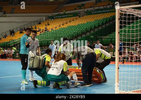 Bangkok, Thaïlande. 20 avril 2024. Équipe médicale déplaçant le joueur blessé avec un équipement de brancard de panier, lors du match du Groupe C de la Coupe d'Asie de Futsal de l'AFC Thaïlande 2024 entre la République kirghize et le Tadjikistan, le 20 avril 2024 au Bangkok Arena Indoor Stadium, district de Nong Chok. Crédit : Pacific Press Media production Corp./Alamy Live News Banque D'Images