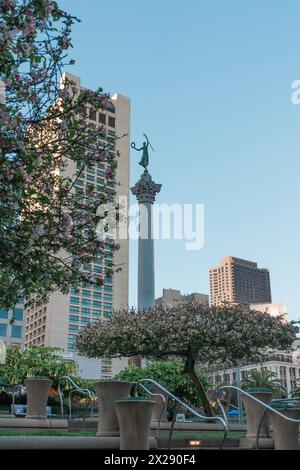 San Francisco, Californie, 8 avril 2024. Les arbres fleuris ajoutent une touche de printemps à la plaza dans le quartier commerçant de San Francisco. Banque D'Images